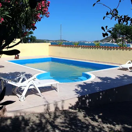 Apartment 3 Bedroom With Pool In