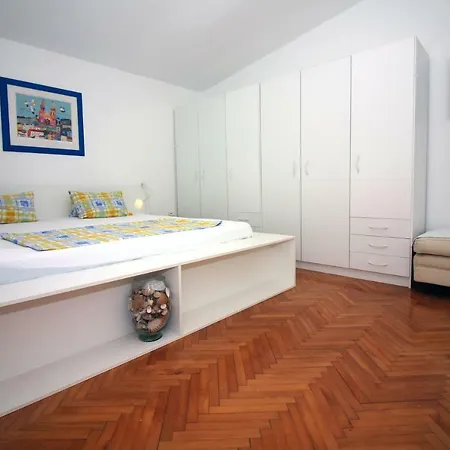 Apartment 3 Bedroom With Pool In Tisno